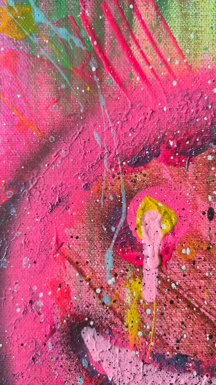 Detail eines Werkes von Nicole Hartmann mit pinken Farbschichten, gelben Akzenten und sichtbarer Leinwandstruktur.