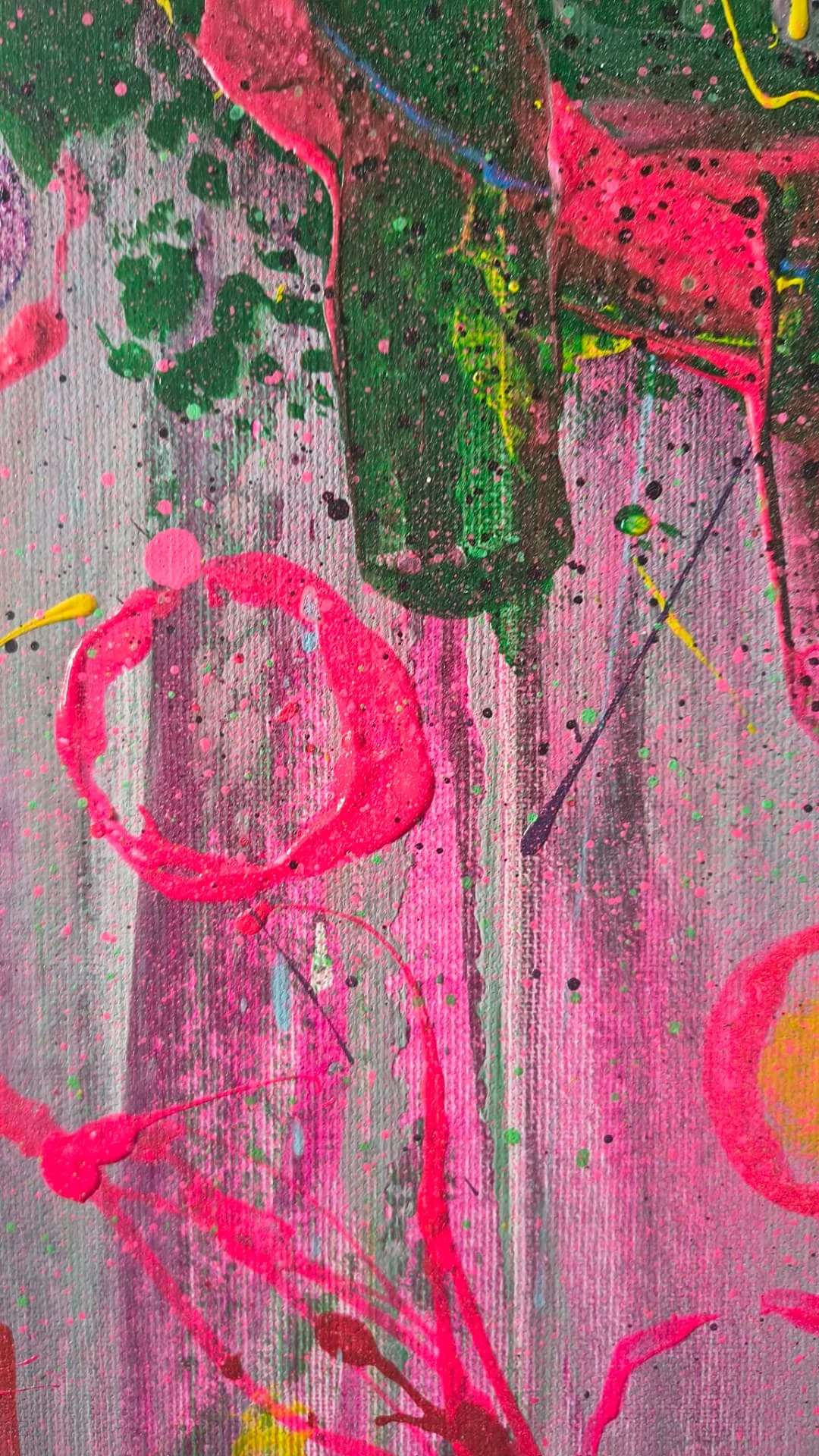 Detailansicht eines abstrakten Werkes von Nicole Hartmann mit pinken Ringen und dunkelgrünen Farbflächen.